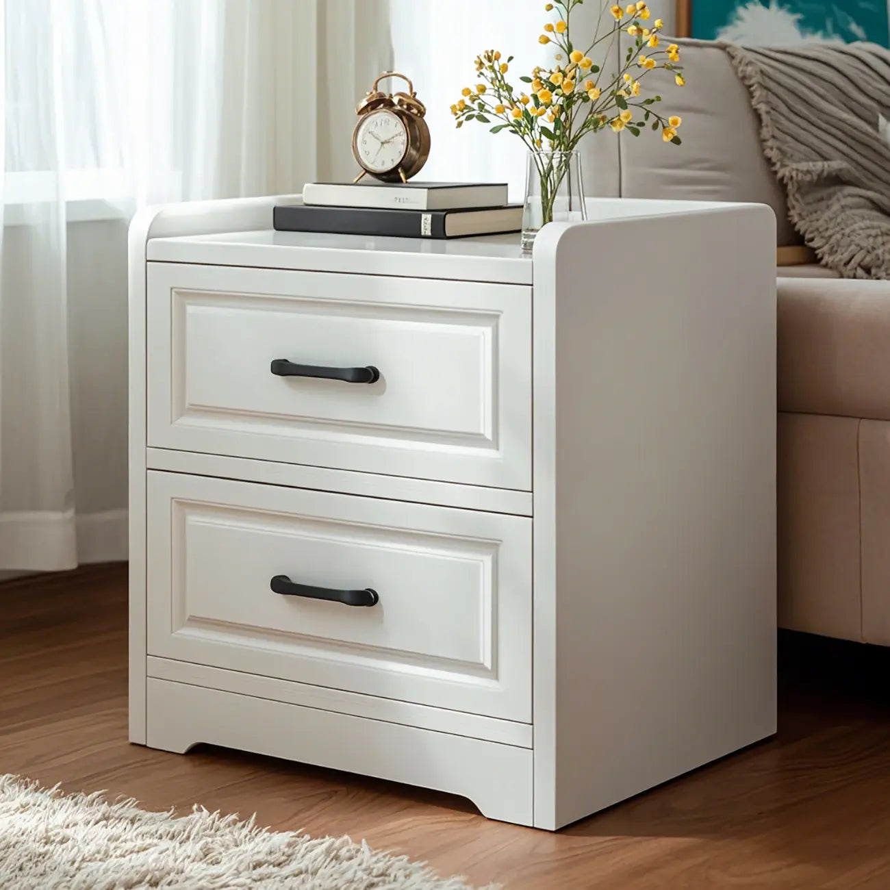 Table de chevet classique étroite en bois blanc avec 3 tiroirs