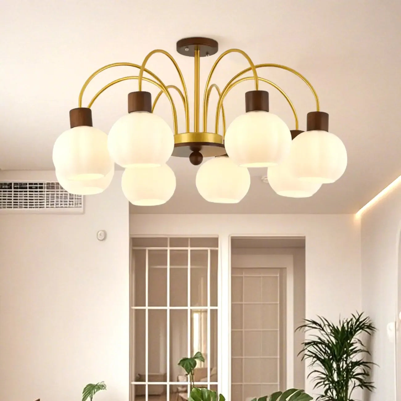 Lustre en verre blanc avec arche dorée, accents de bois et sphère en verre blanc