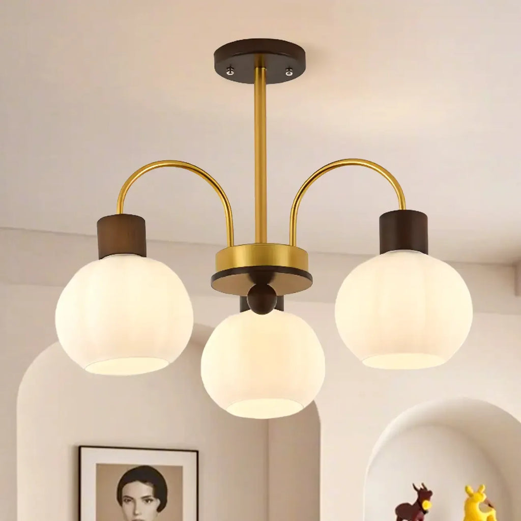 Lustre en verre blanc avec arche dorée, accents de bois et sphère en verre blanc