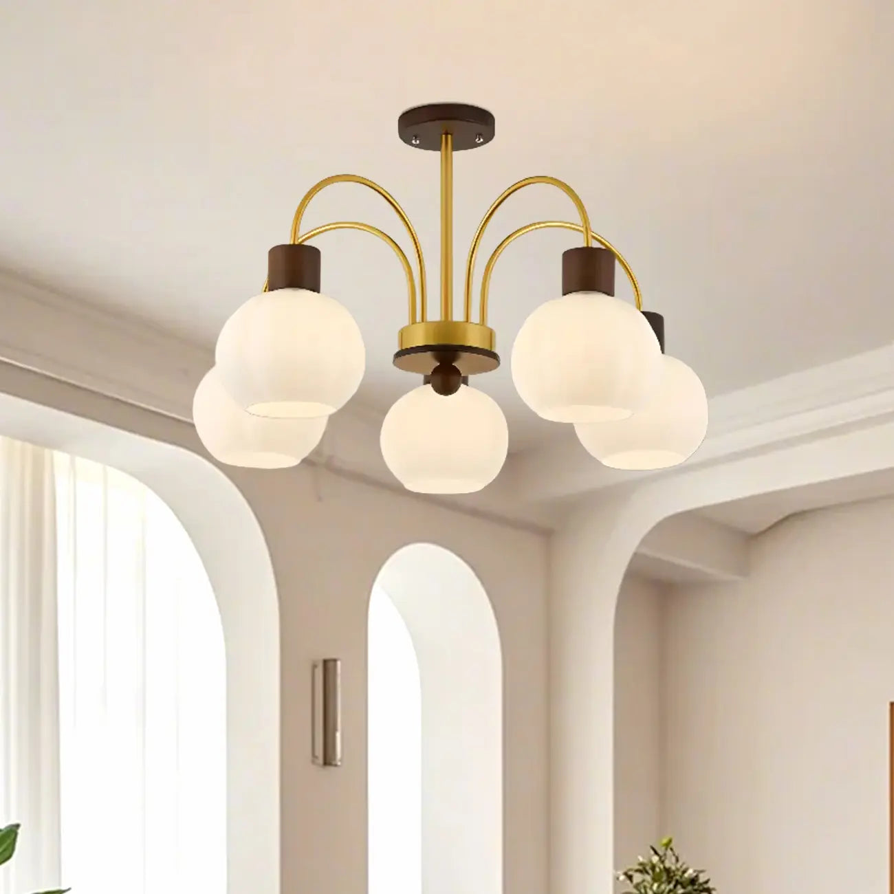 Lustre en verre blanc avec arche dorée, accents de bois et sphère en verre blanc