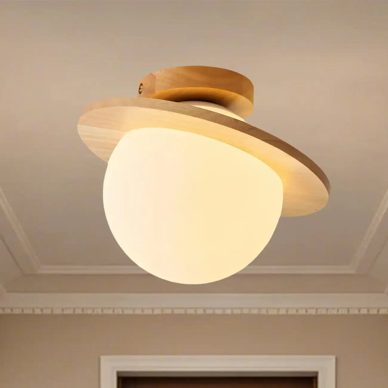 Plafonnier semi-encastré en bois naturel avec boule de verre circulaire