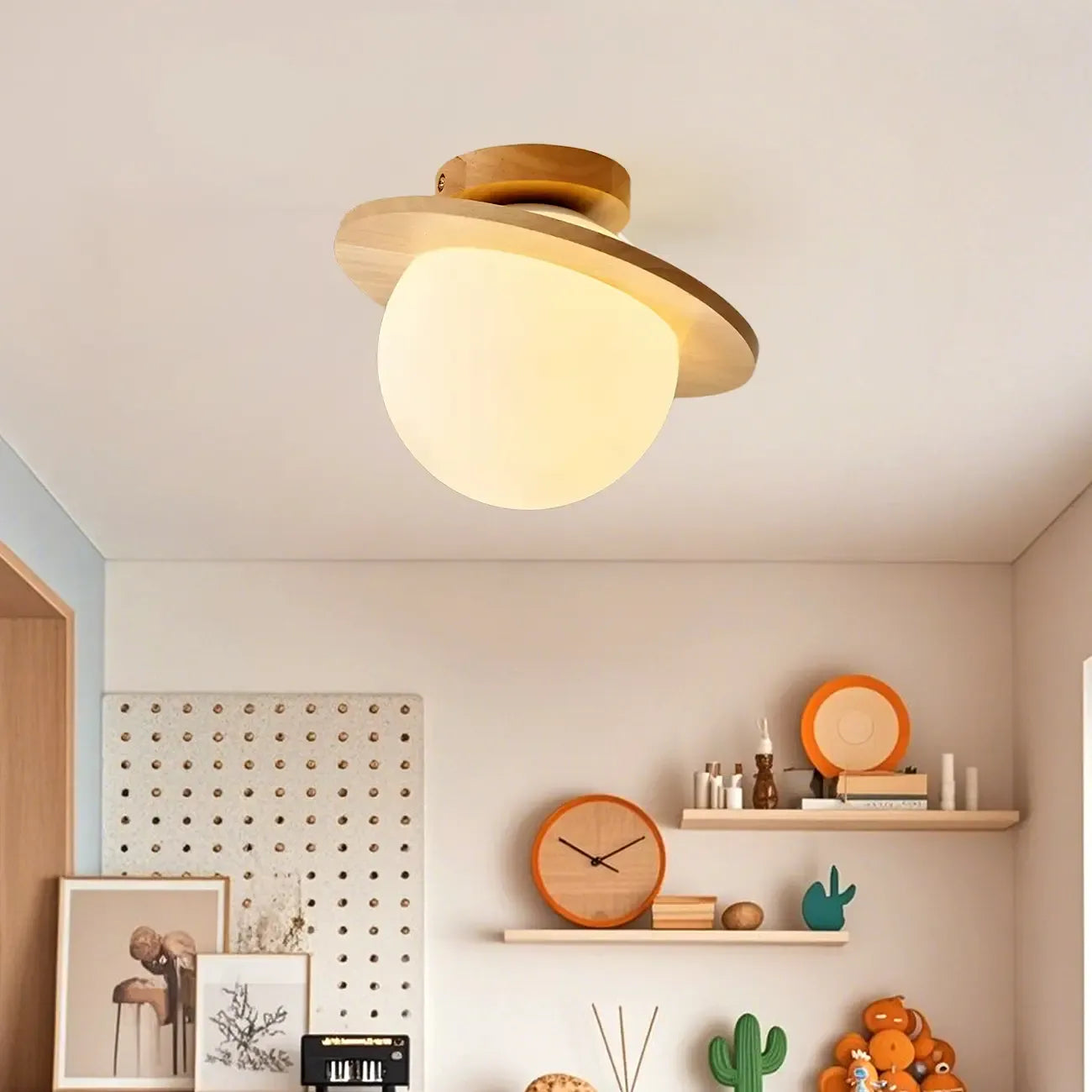 Plafonnier semi-encastré en bois naturel avec boule de verre circulaire
