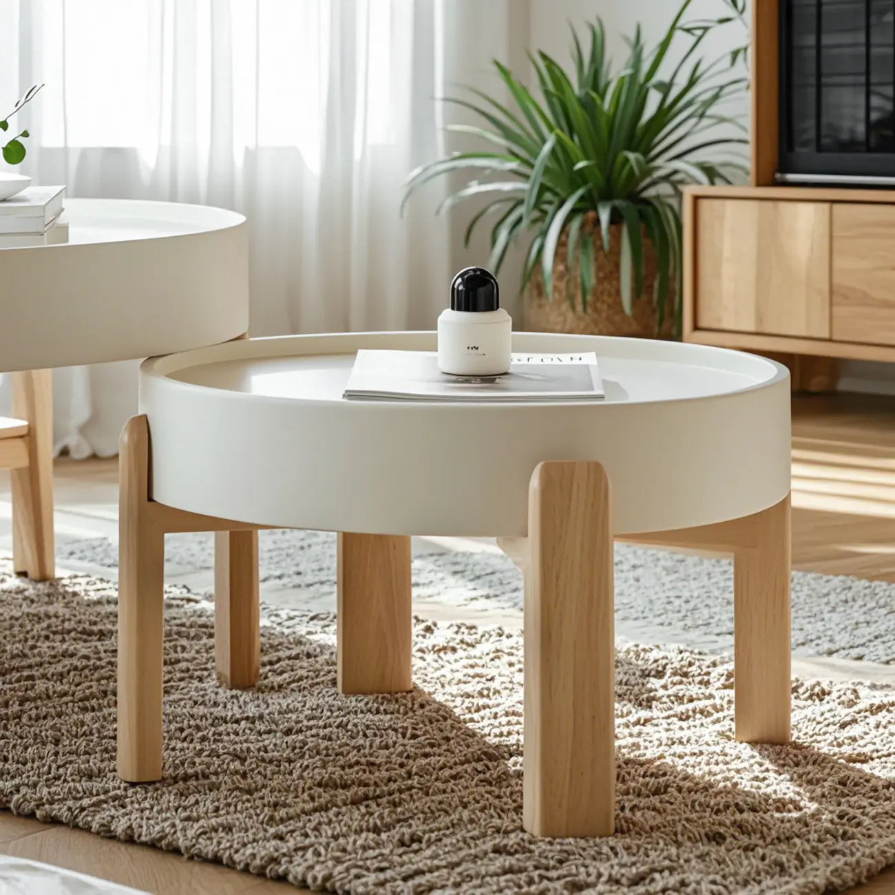 Table basse ronde minimaliste en bois beige avec plateau