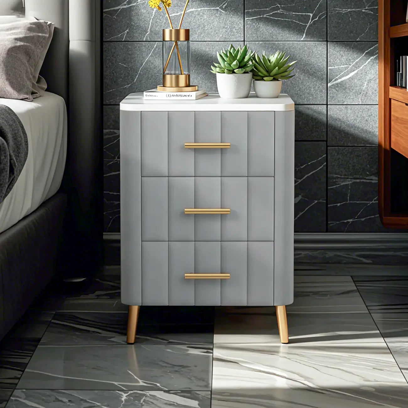 Table de chevet glamour en cuir rose avec plateau en marbre et 3 tiroirs