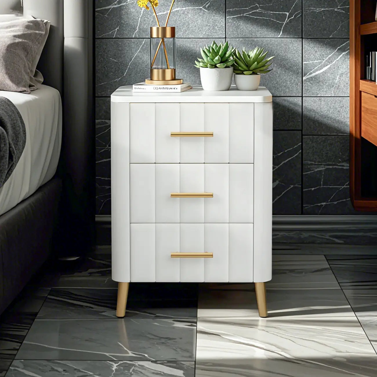 Table de chevet glamour en cuir rose avec plateau en marbre et 3 tiroirs