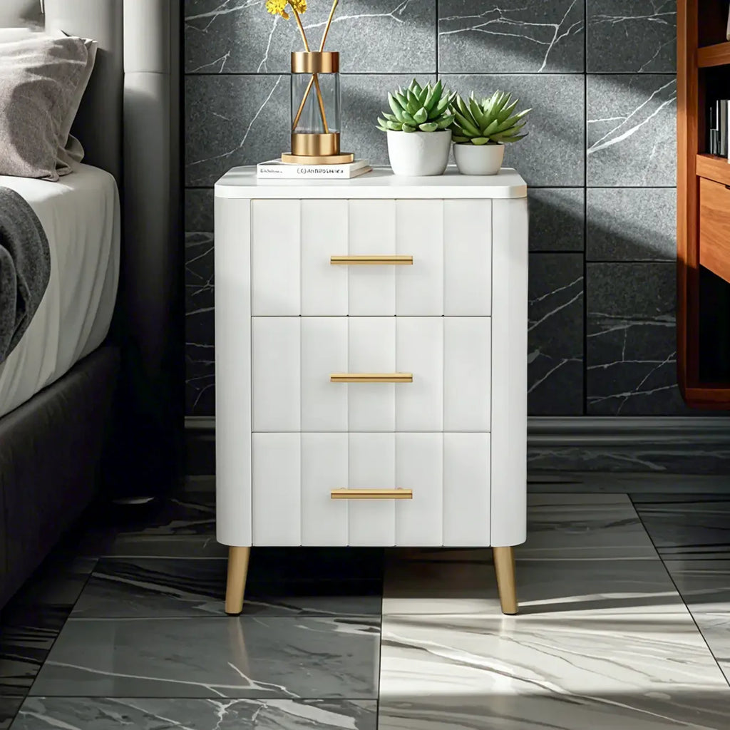 Table de chevet glamour en cuir rose avec plateau en marbre et 3 tiroirs