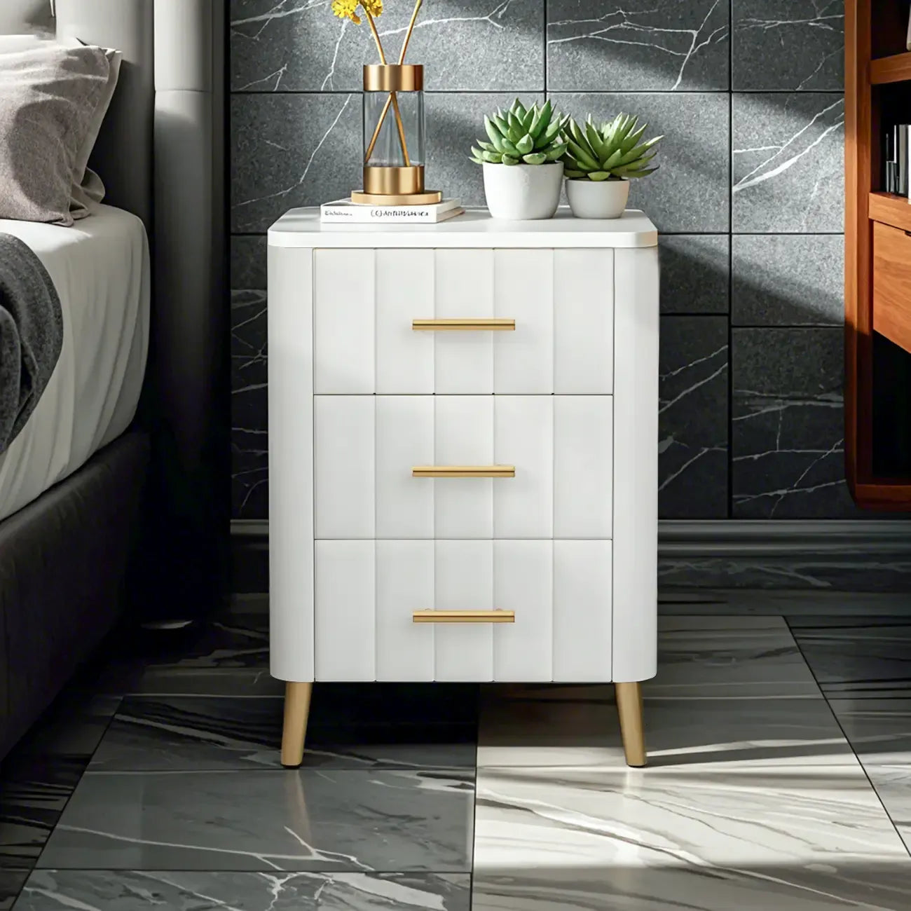 Table de chevet glamour en cuir rose avec plateau en marbre et 3 tiroirs