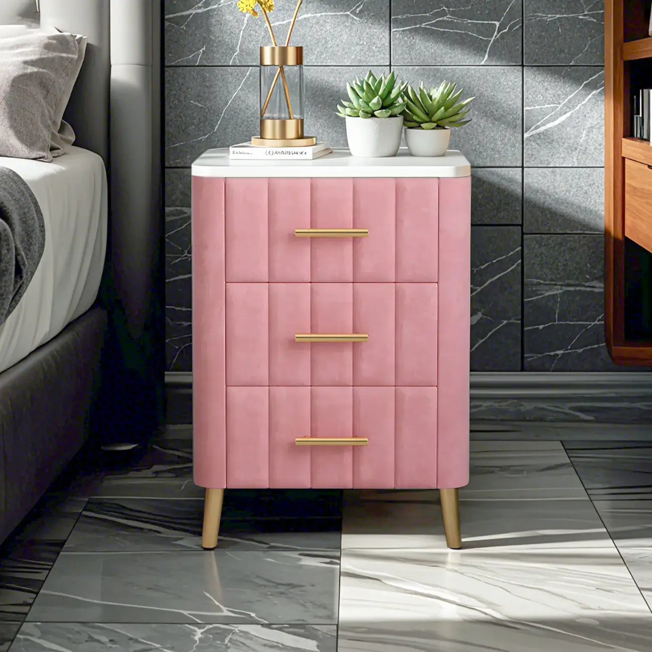Table de chevet glamour en cuir rose avec plateau en marbre et 3 tiroirs