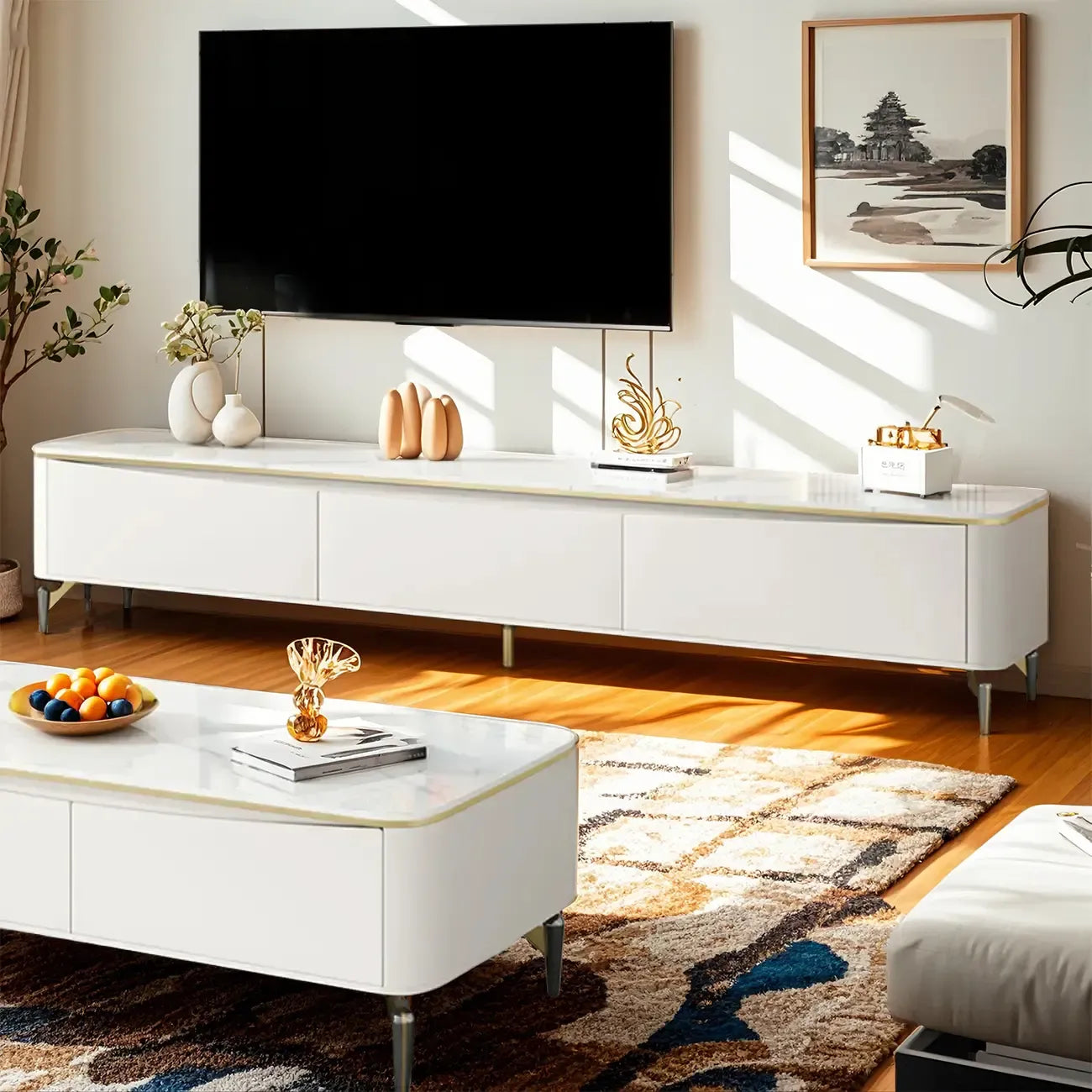 Mobile TV moderno da 71" con piano in pietra bianca e gestione cavi