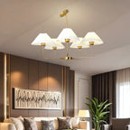 Lustre moderne doré avec abat-jour plissés pour salon