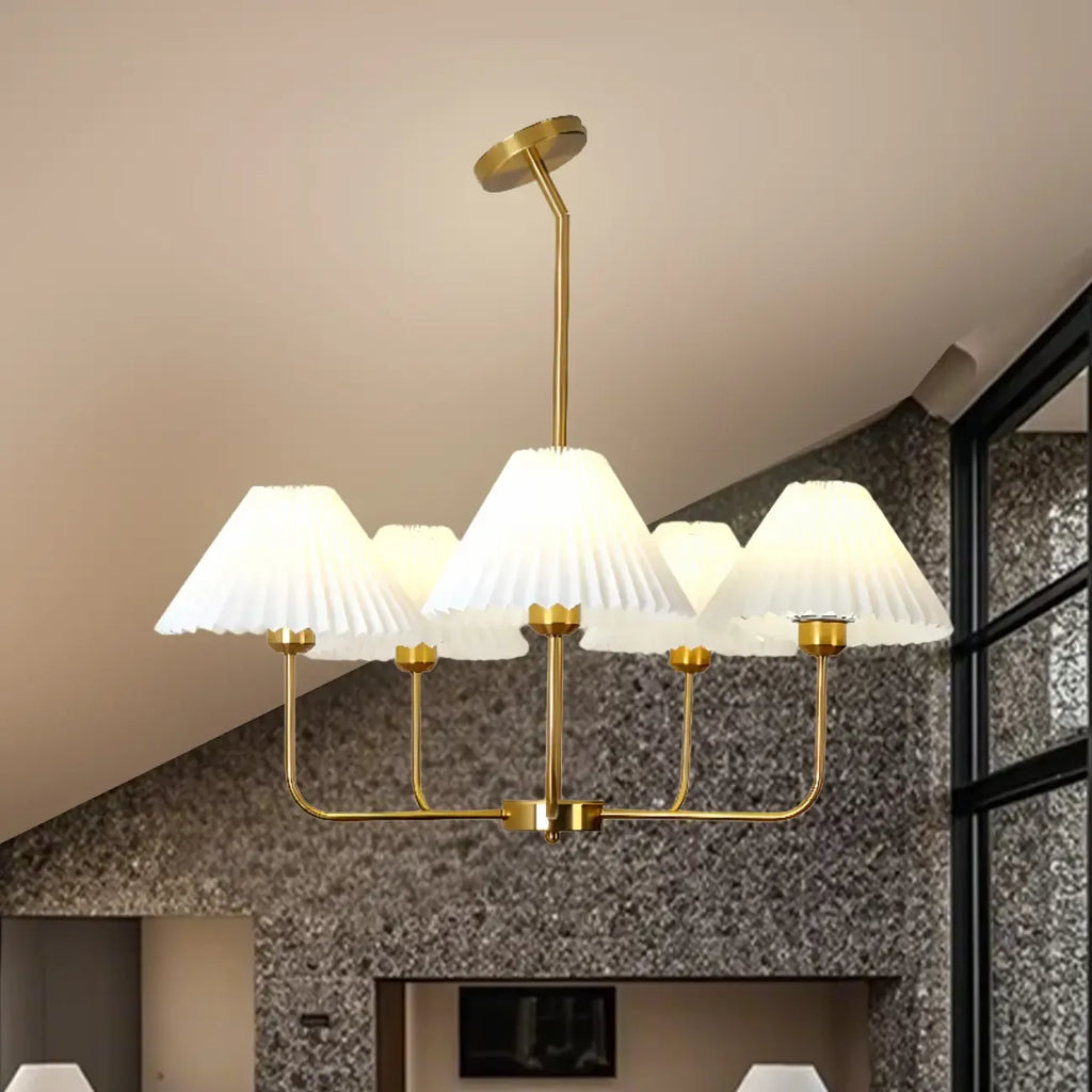 Lustre moderne doré avec abat-jour plissés pour salon