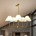 Lustre moderne doré avec abat-jour plissés pour salon