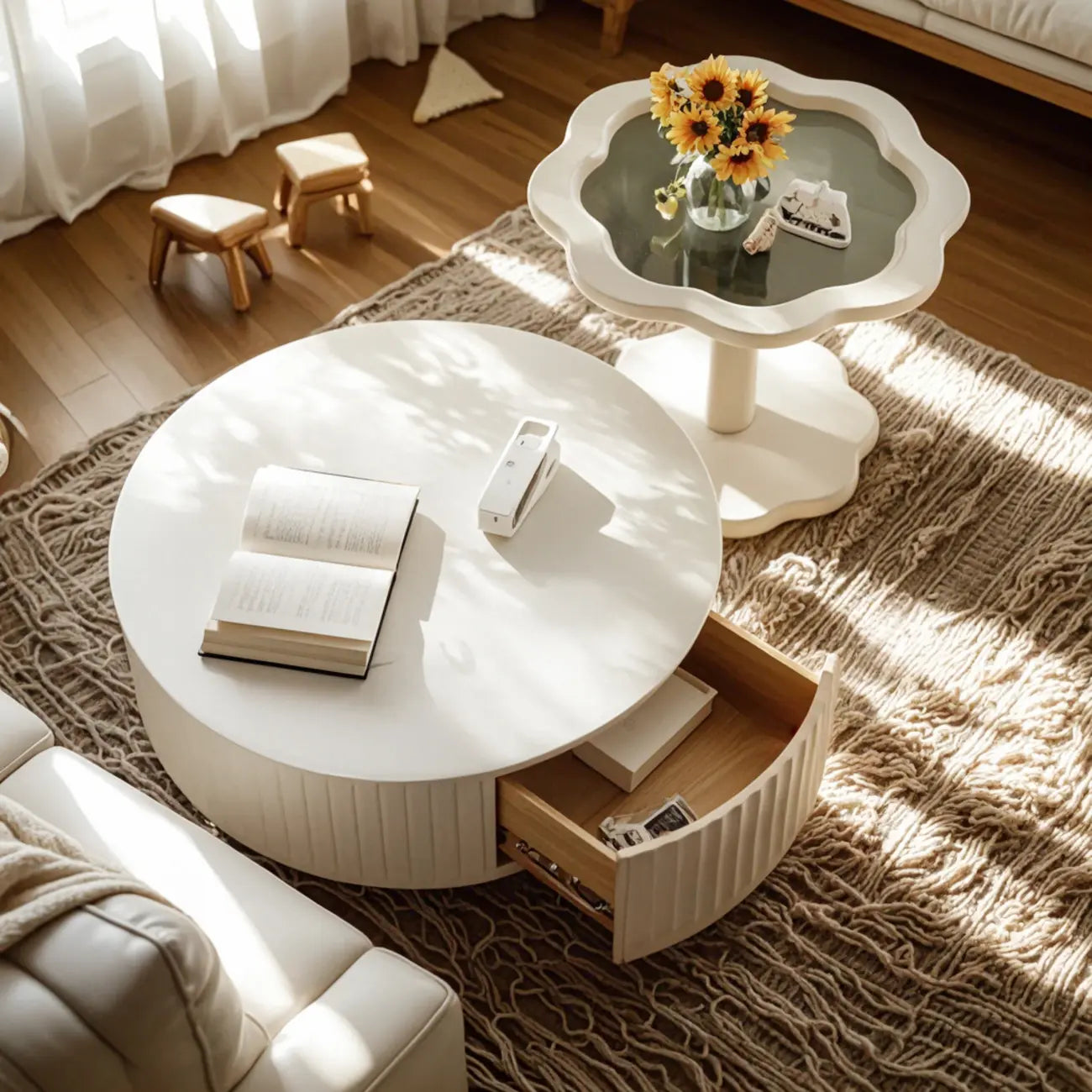 Élégante table basse ronde gigogne d'intérieur avec 2 tiroirs