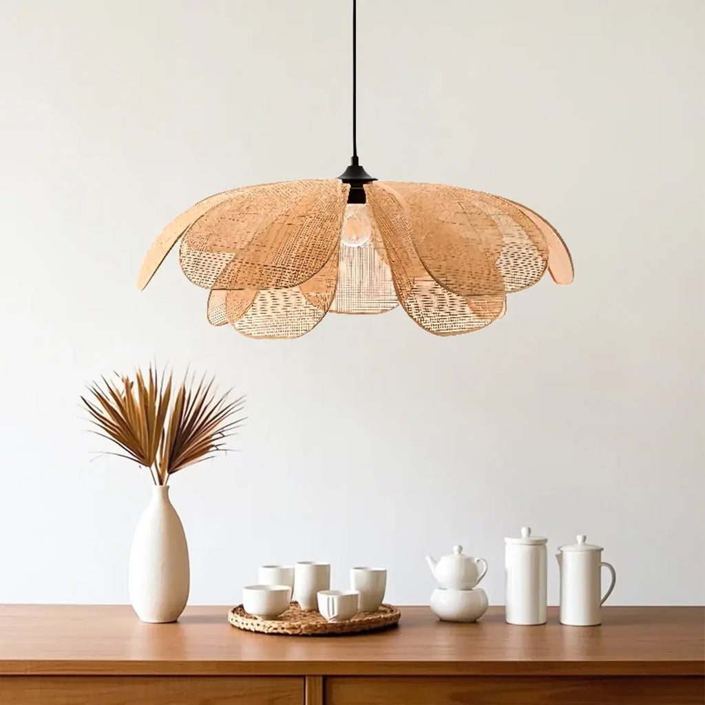 Suspension LED florale artisanale design avec pétales en rotin