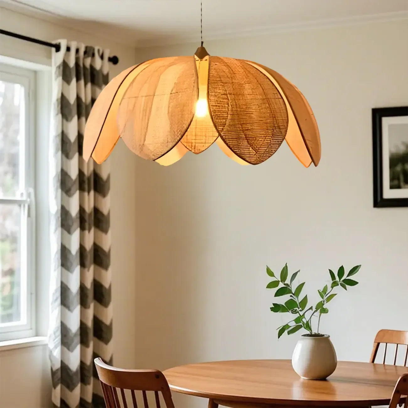 Suspension LED florale artisanale design avec pétales en rotin