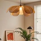 Suspension LED florale artisanale design avec pétales en rotin