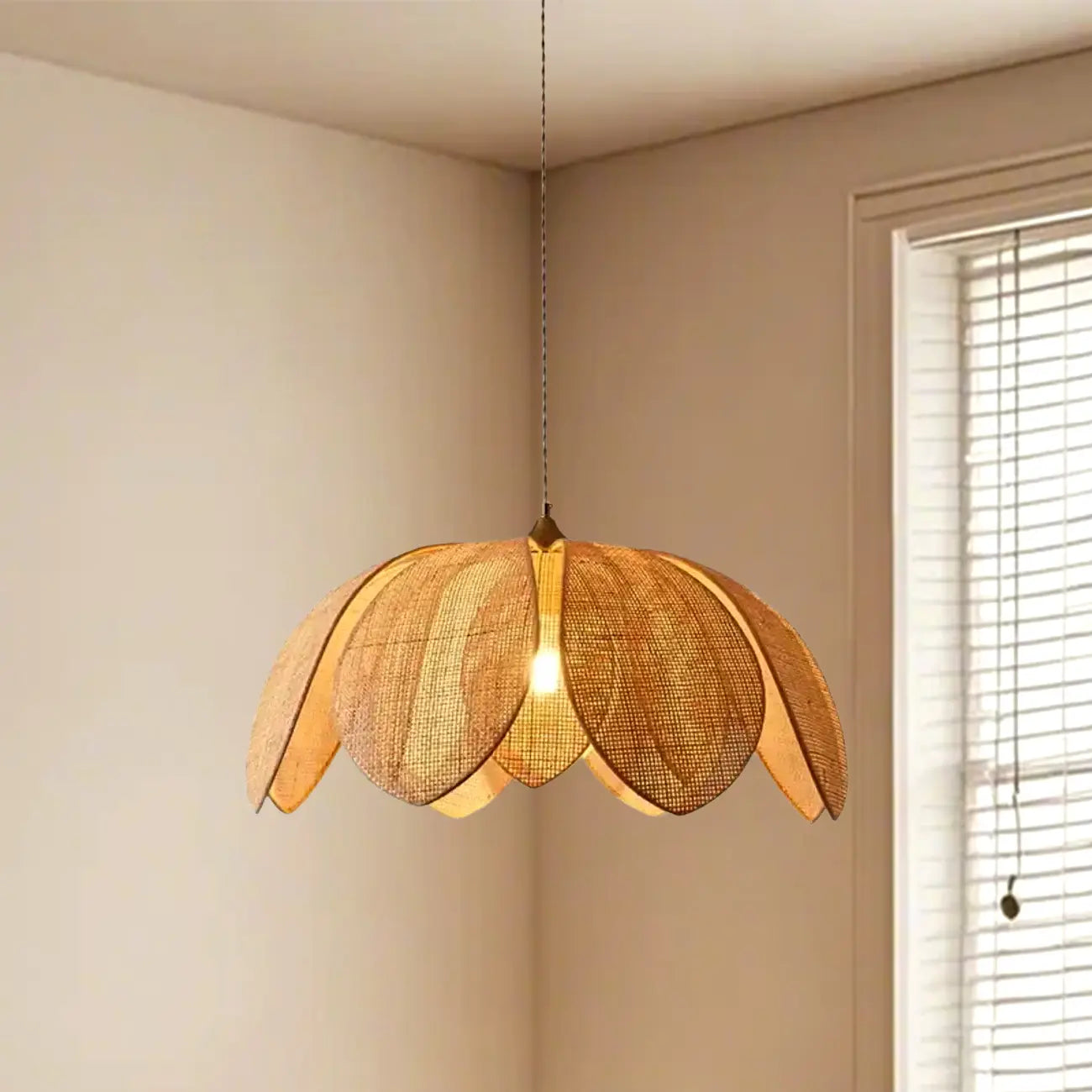 Suspension LED florale artisanale design avec pétales en rotin