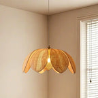 Suspension LED florale artisanale design avec pétales en rotin