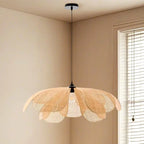 Suspension LED florale artisanale design avec pétales en rotin