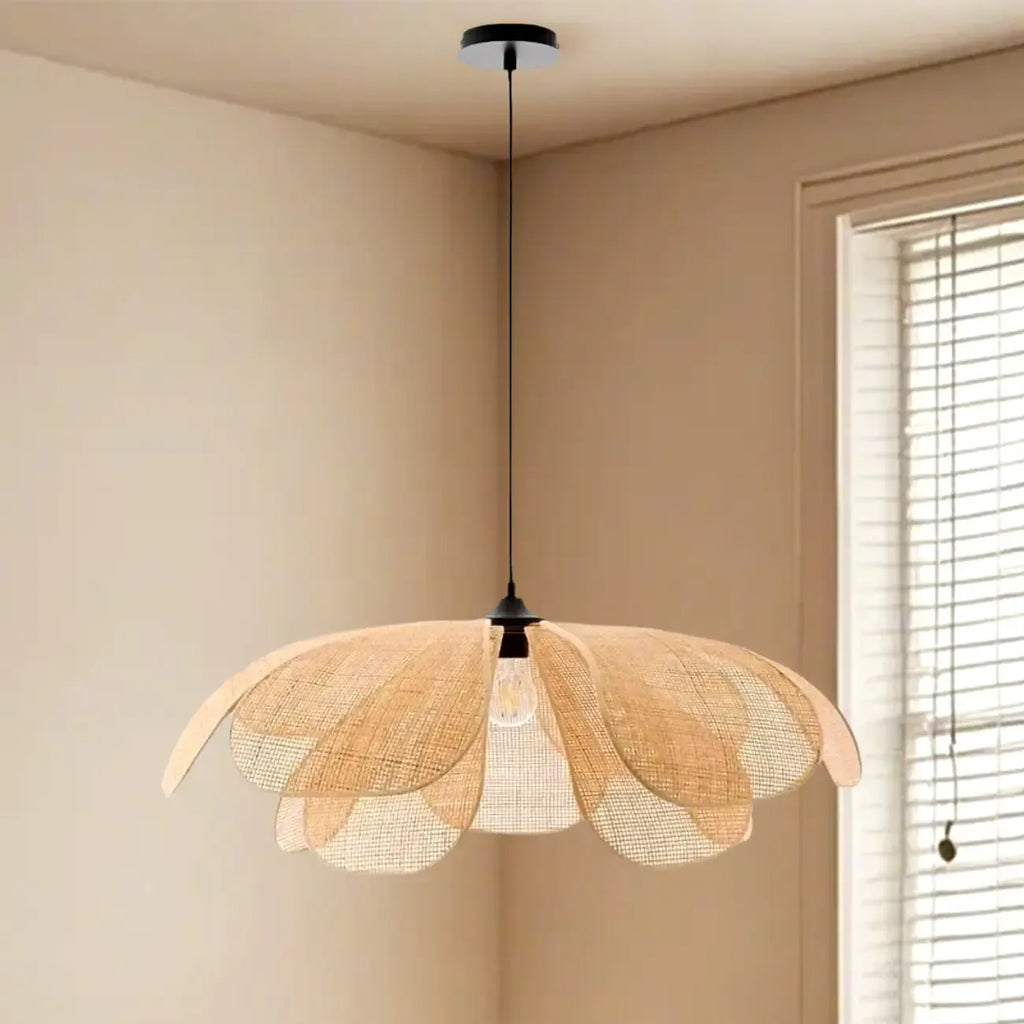 Suspension LED florale artisanale design avec pétales en rotin