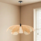 Suspension LED florale artisanale design avec pétales en rotin