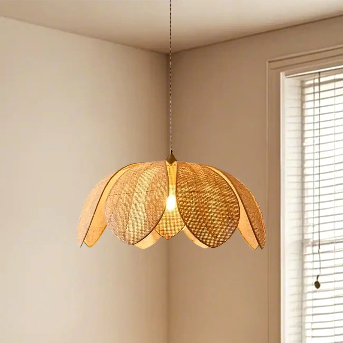 Suspension LED florale artisanale design avec pétales en rotin