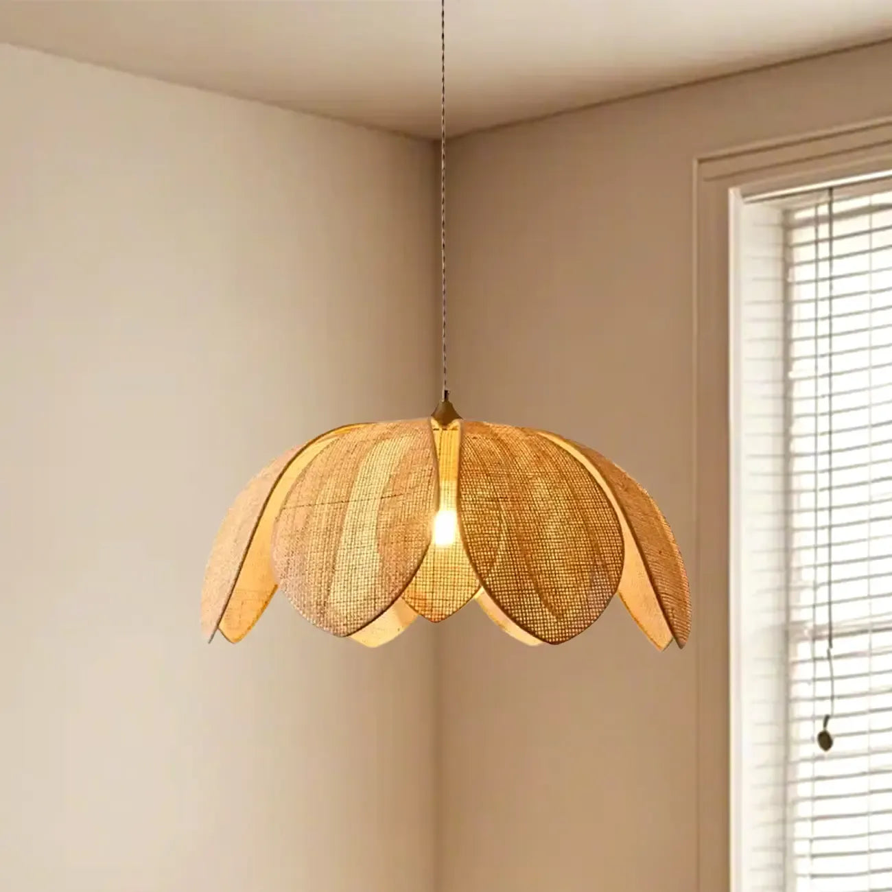 Suspension LED florale artisanale design avec pétales en rotin