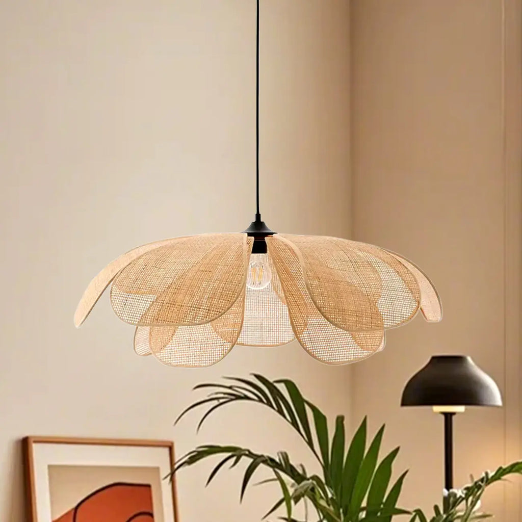 Suspension LED florale artisanale design avec pétales en rotin