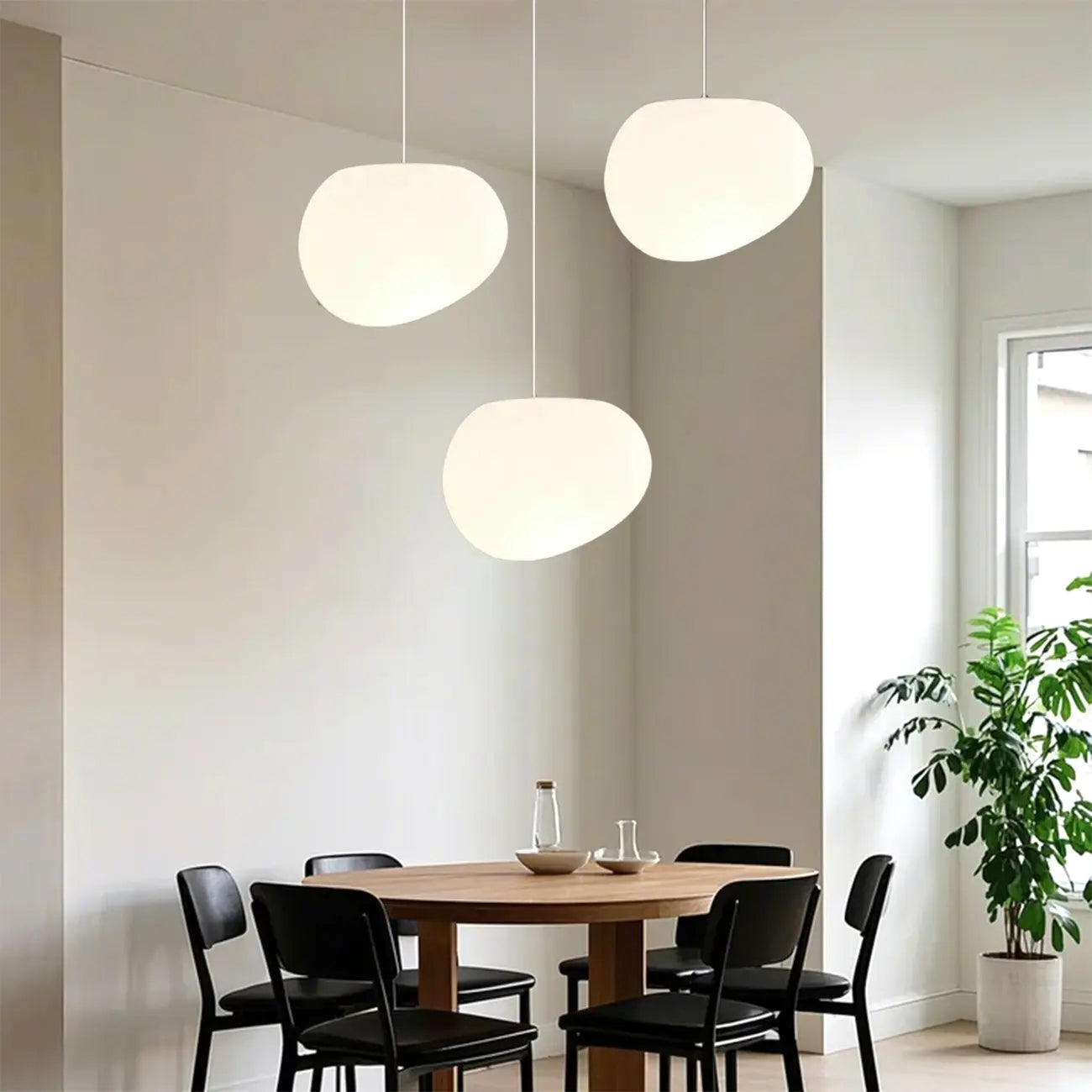 Suspension design en résine crème effet galet pour salle à manger