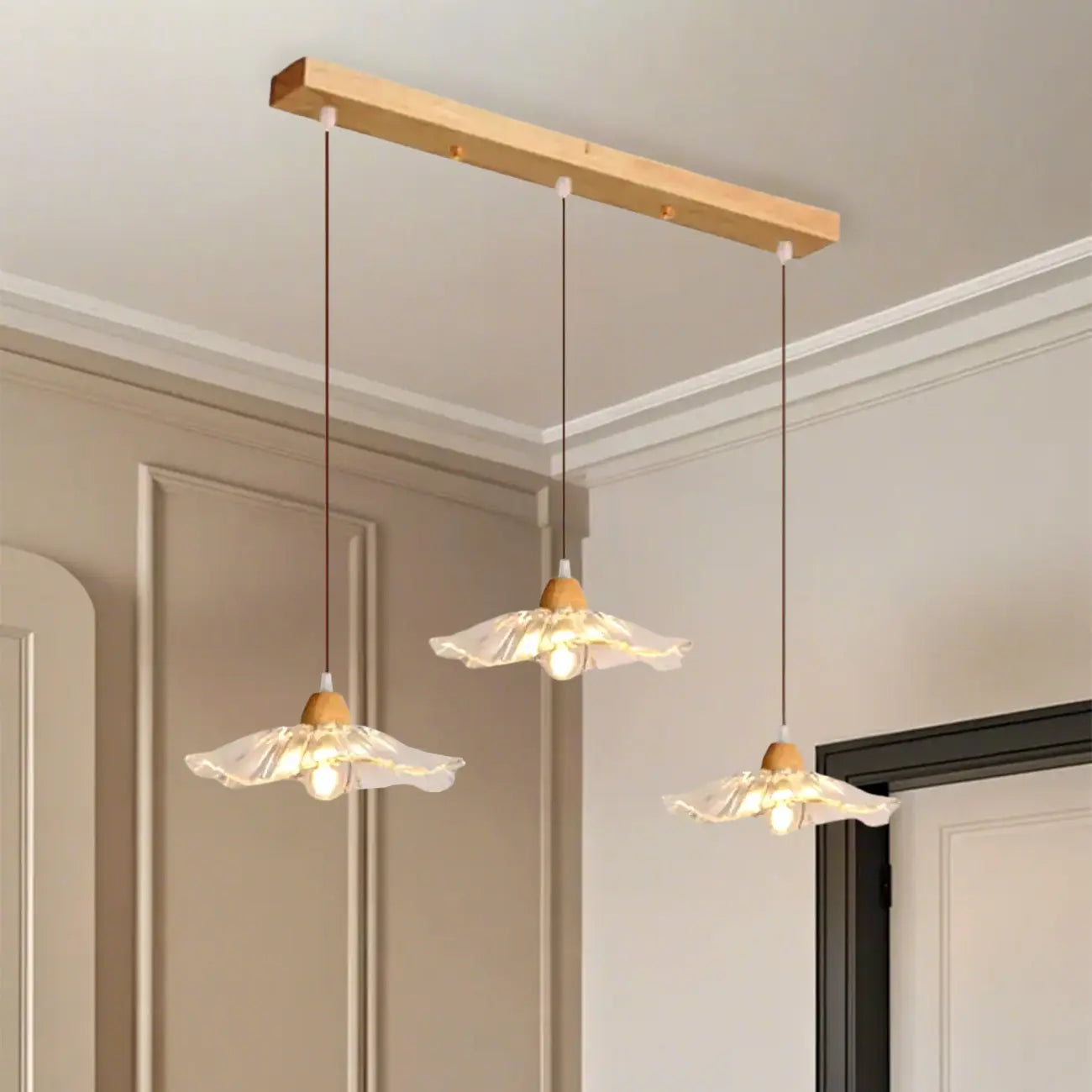 Suspension florale élégante en verre transparent à 3 lumières