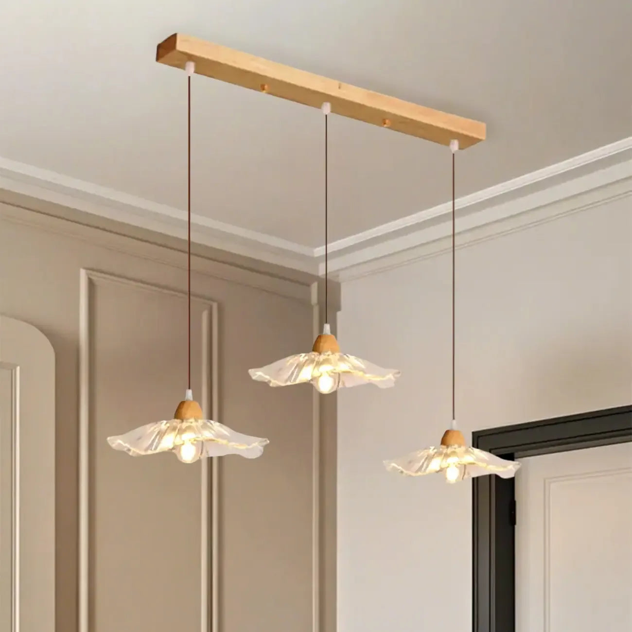 Suspension florale élégante en verre transparent à 3 lumières