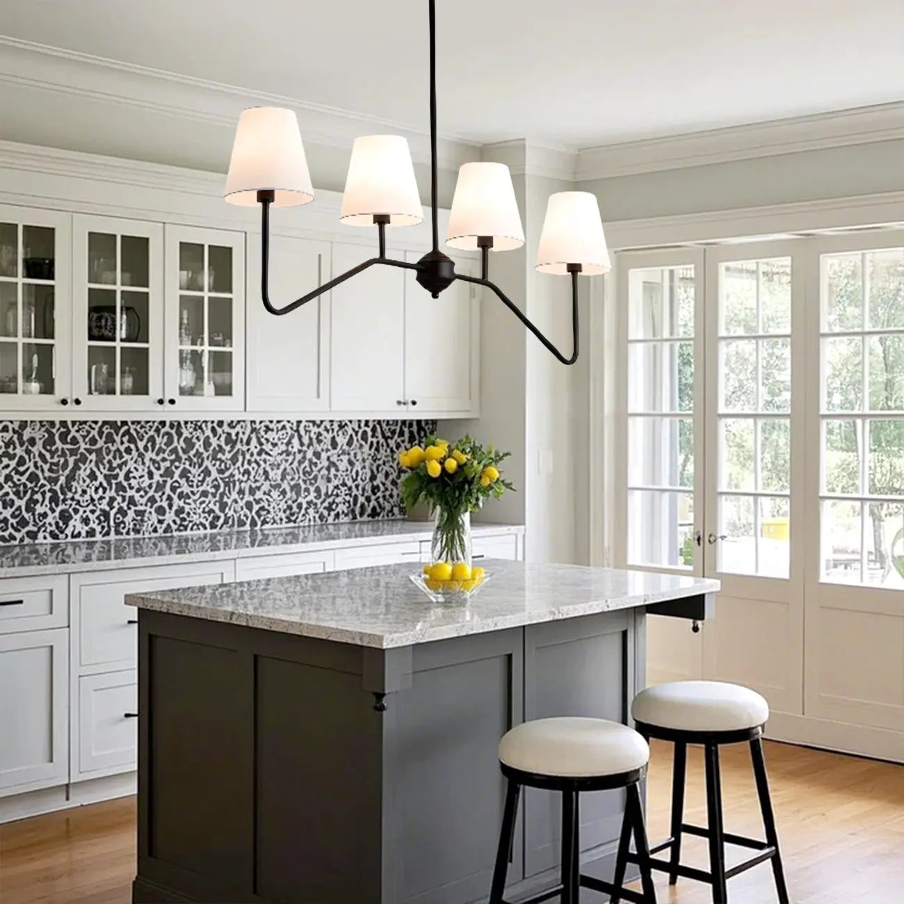 Suspension îlot en métal noir avec 4 lumières et habillage cylindrique en tissu