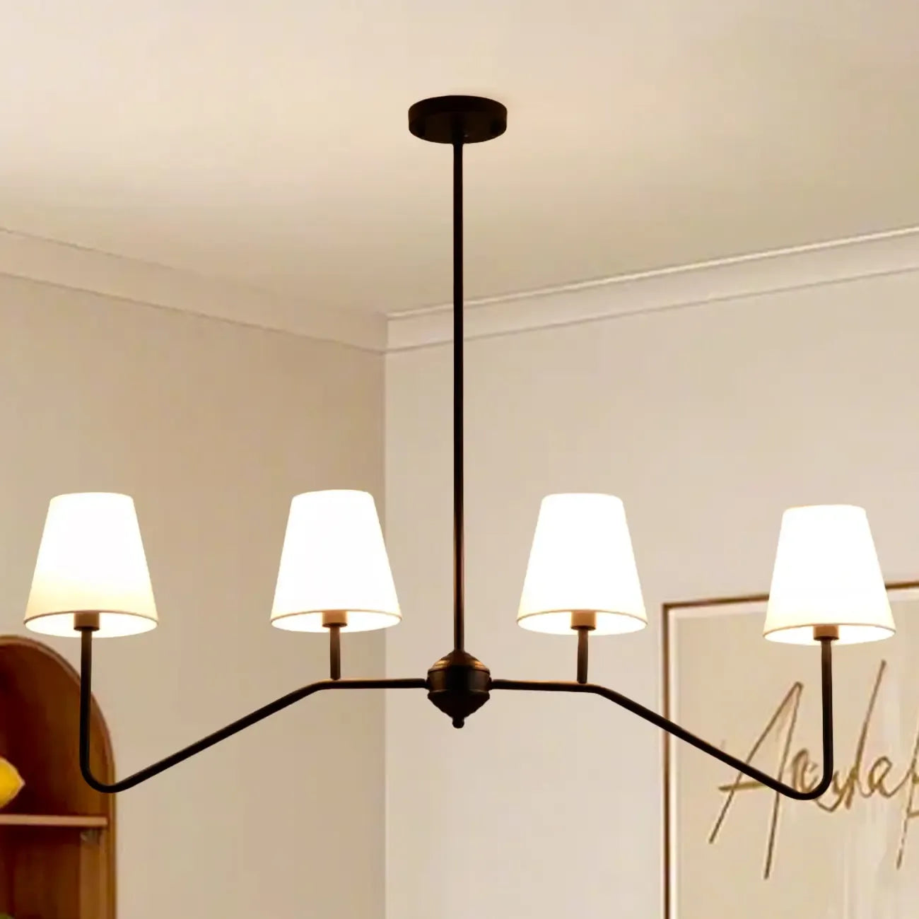 Suspension îlot en métal noir avec 4 lumières et habillage cylindrique en tissu