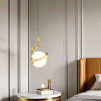 Suspension design blanche boule avec structure métallique linéaire pour chevet