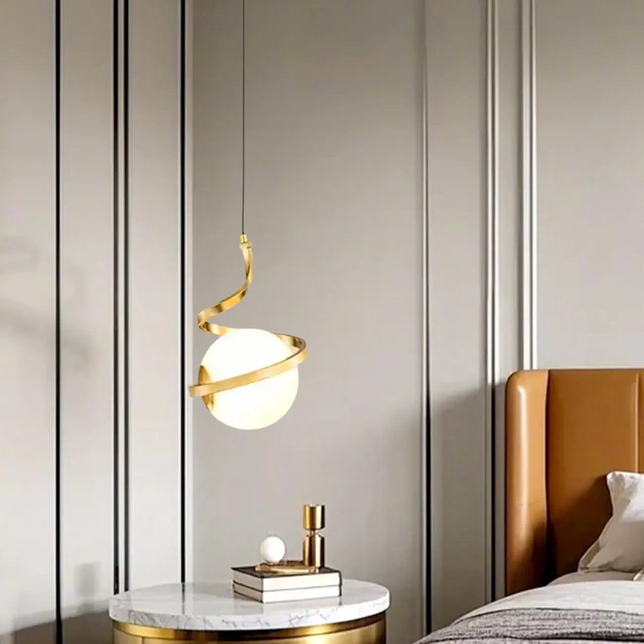 Suspension design blanche boule avec structure métallique linéaire pour chevet