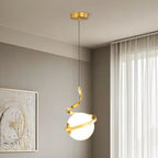 Suspension design blanche boule avec structure métallique linéaire pour chevet