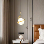 Suspension design blanche boule avec structure métallique linéaire pour chevet