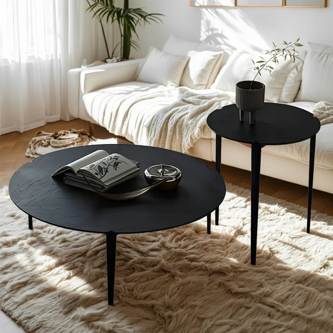 Table basse ronde en bois noir de style scandinave chic