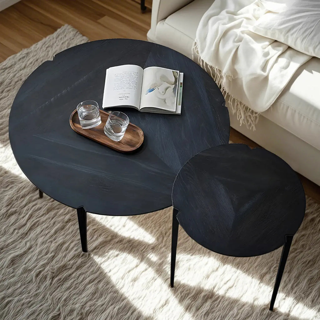 Table basse ronde en bois noir de style scandinave chic