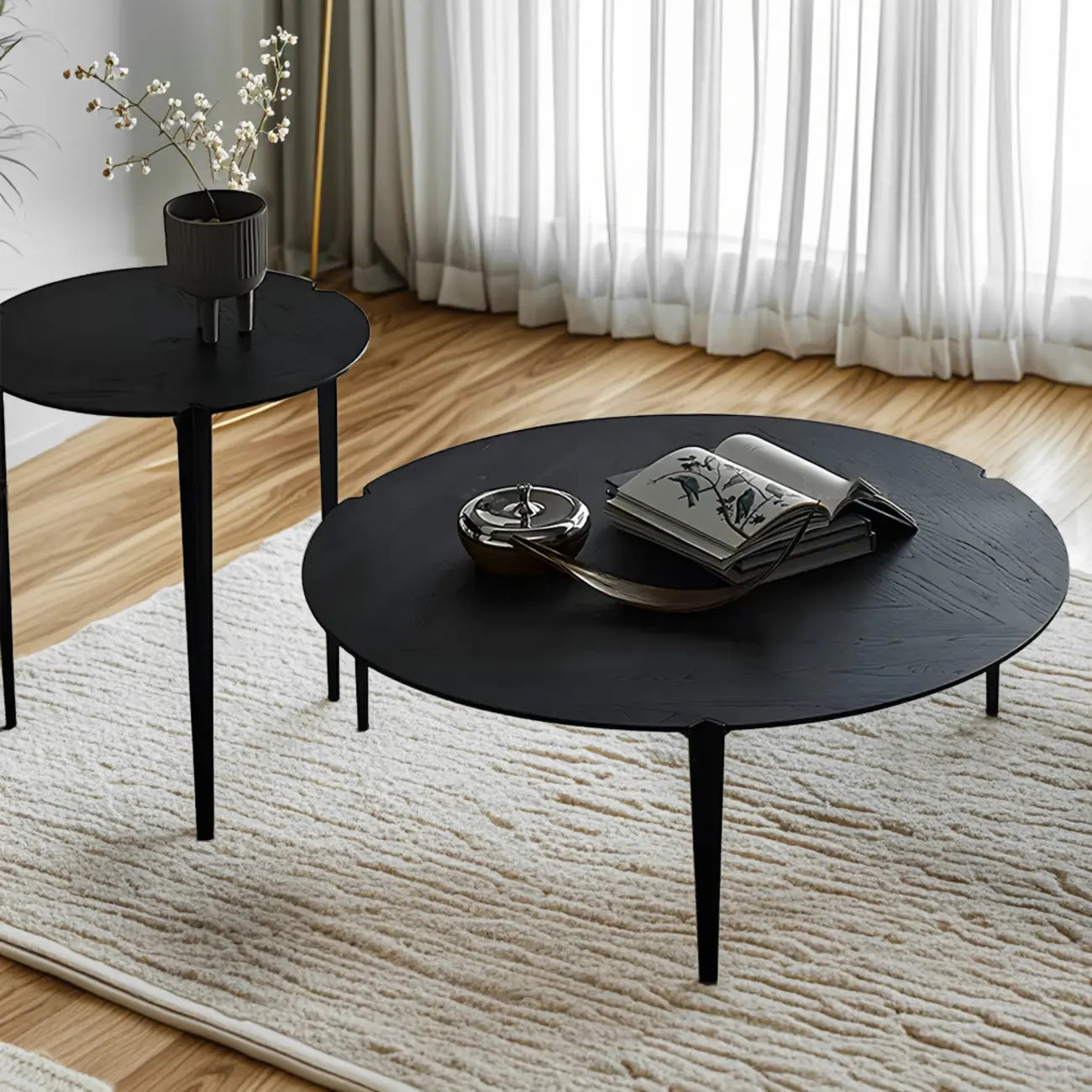 Table basse ronde en bois noir de style scandinave chic