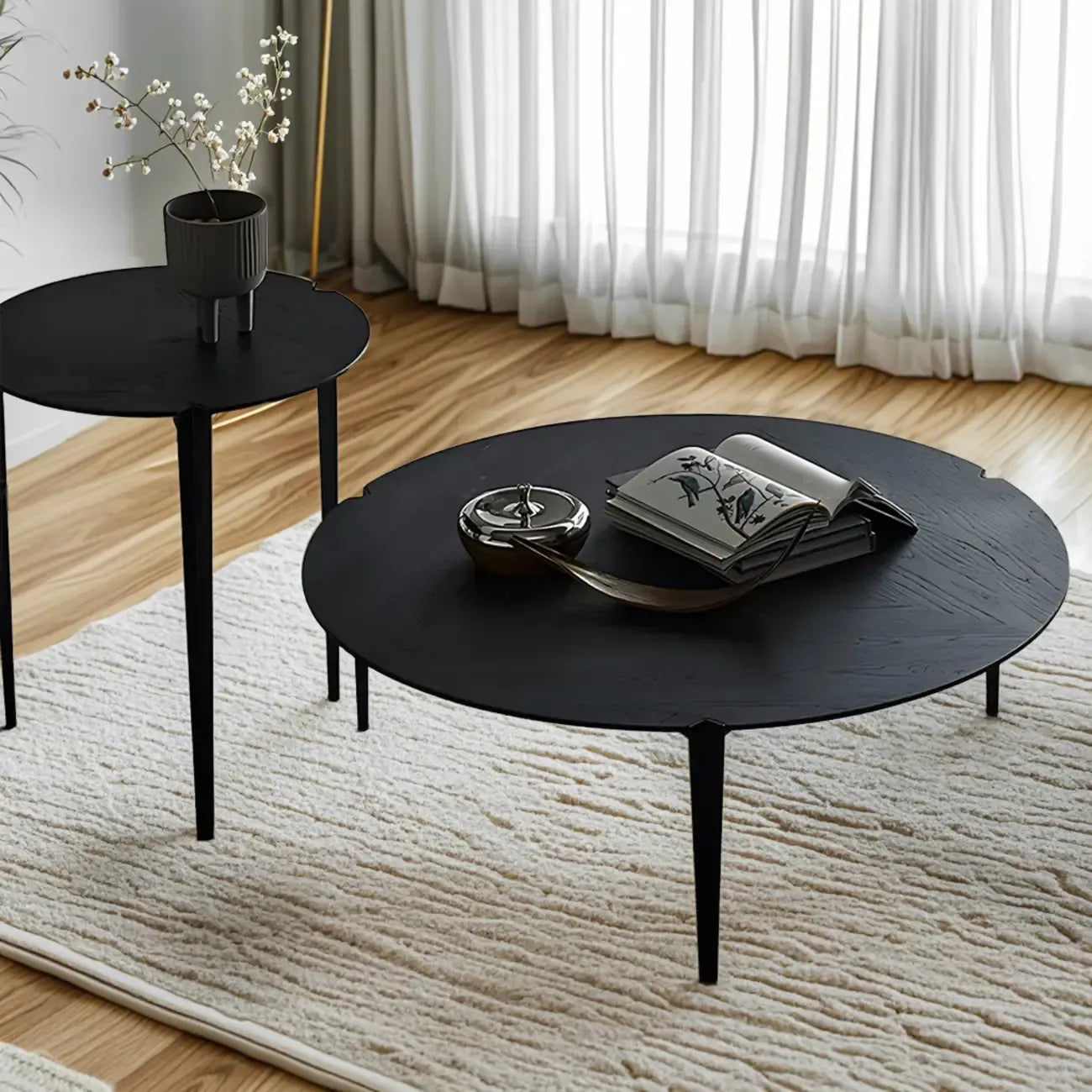 Table basse ronde en bois noir de style scandinave chic
