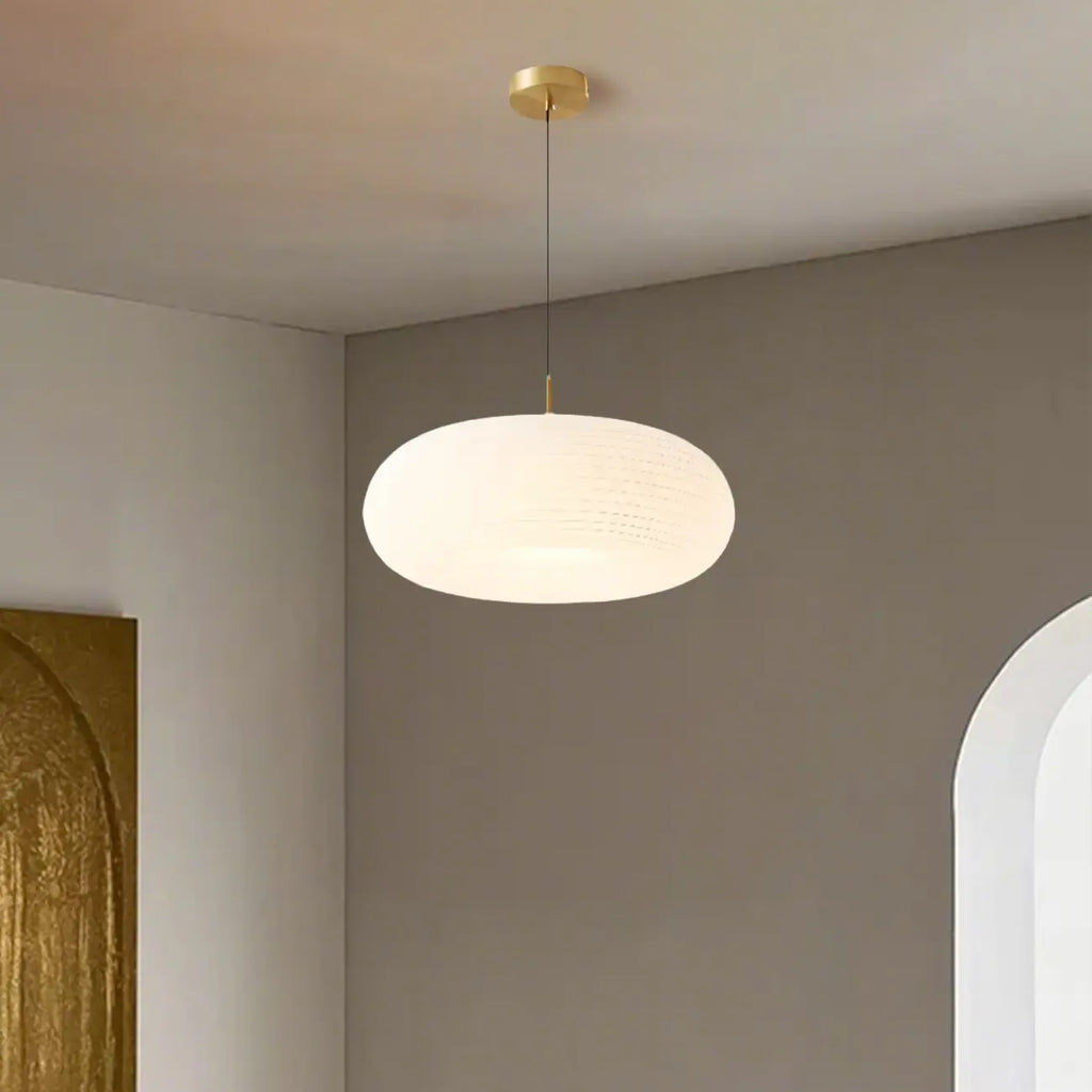 Suspension LED en forme de galet en acrylique crème pour salon