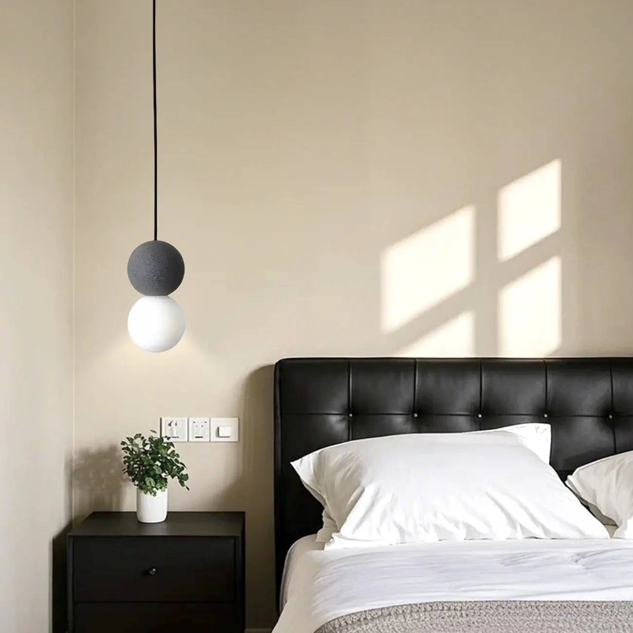 Suspension minimaliste en verre opale avec détails perlés pour chevet