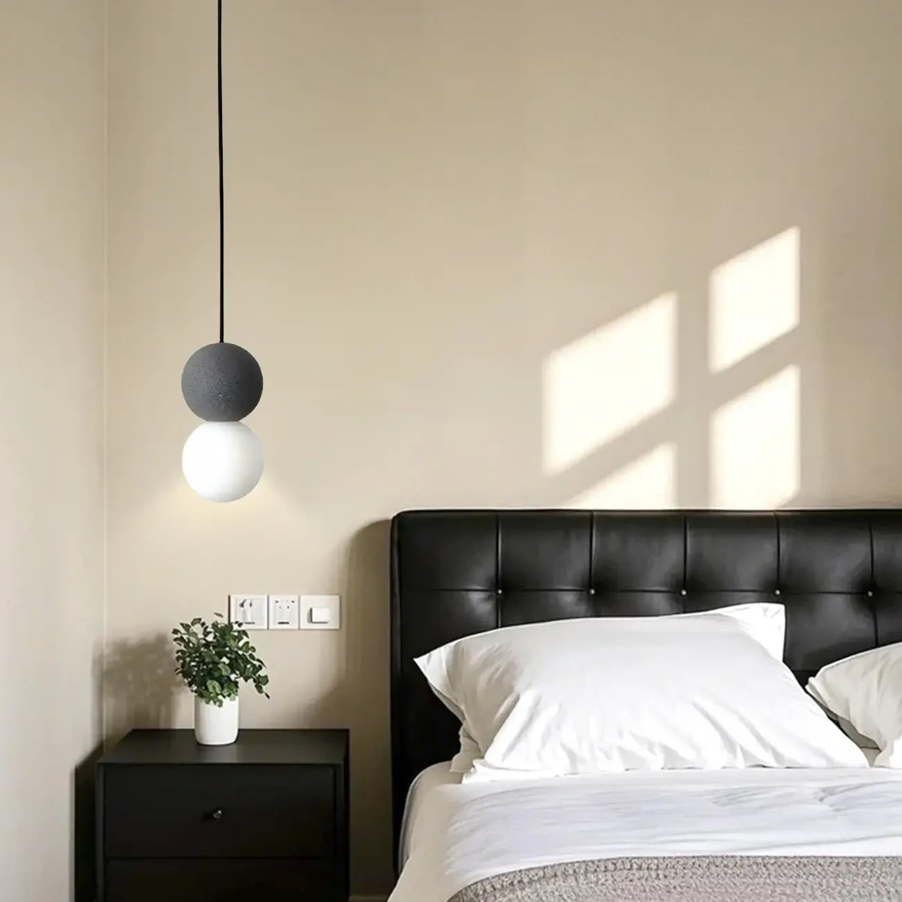 Suspension minimaliste en verre opale avec détails perlés pour chevet