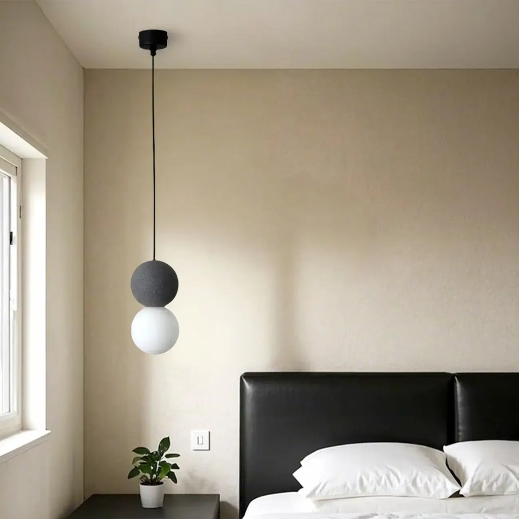 Suspension minimaliste en verre opale avec détails perlés pour chevet