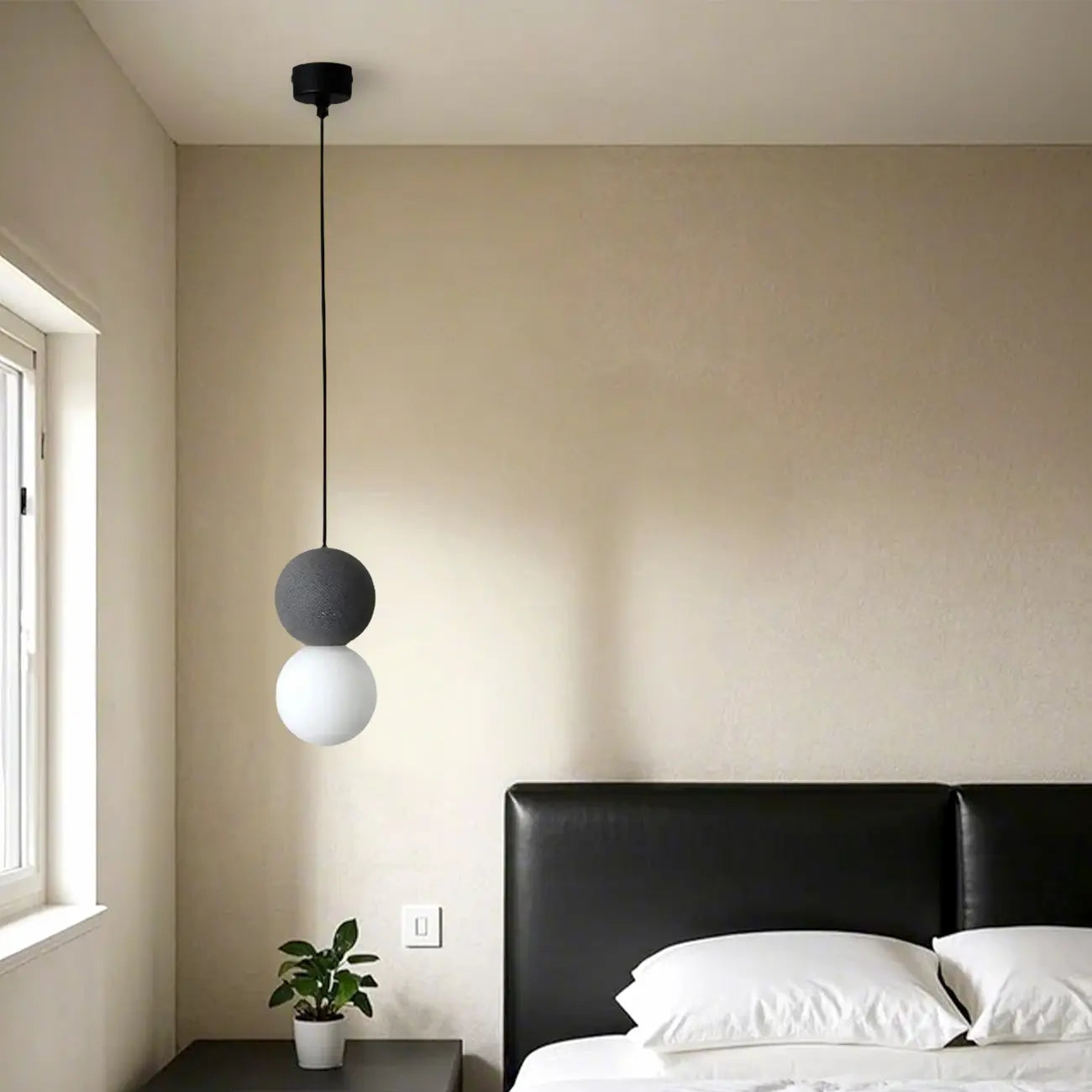 Suspension minimaliste en verre opale avec détails perlés pour chevet