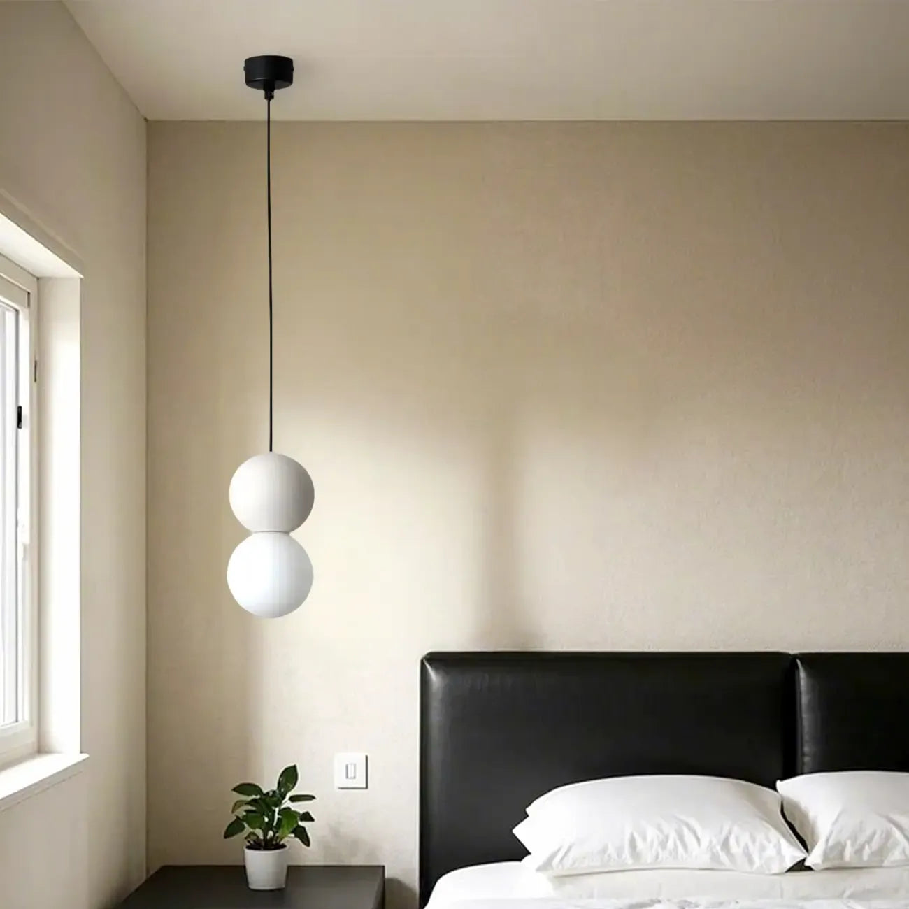 Suspension minimaliste en verre opale avec détails perlés pour chevet