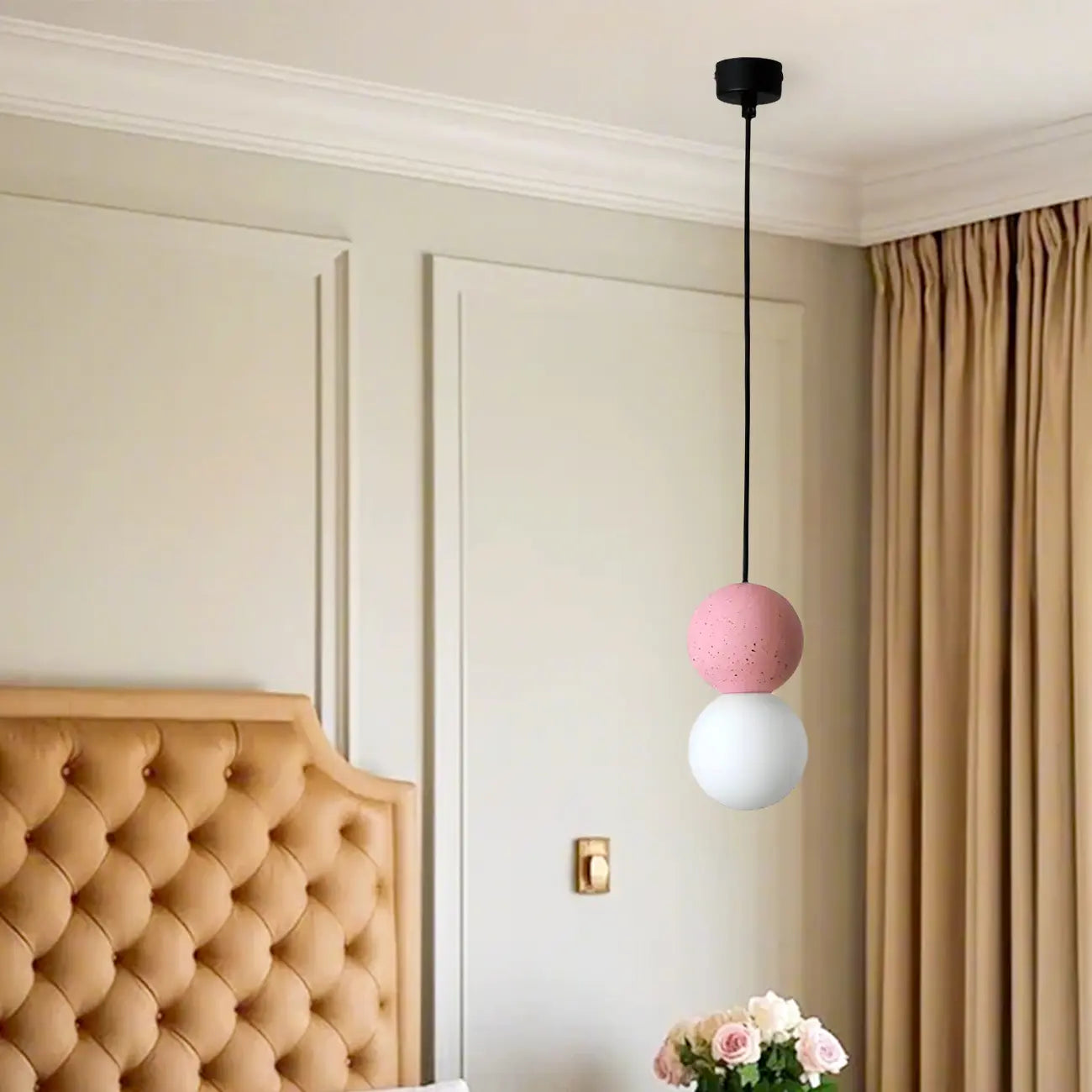 Suspension minimaliste en verre opale avec détails perlés pour chevet