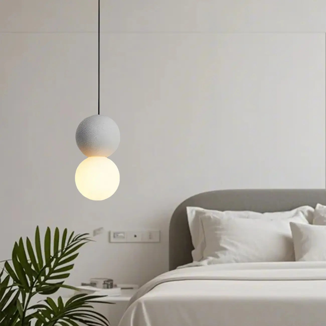 Suspension minimaliste en verre opale avec détails perlés pour chevet