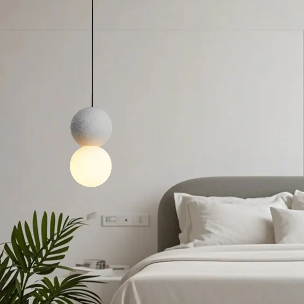 Suspension minimaliste en verre opale avec détails perlés pour chevet